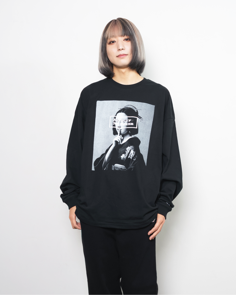 Woman wearing KIMONO_SWEAT (Mona Lisa)