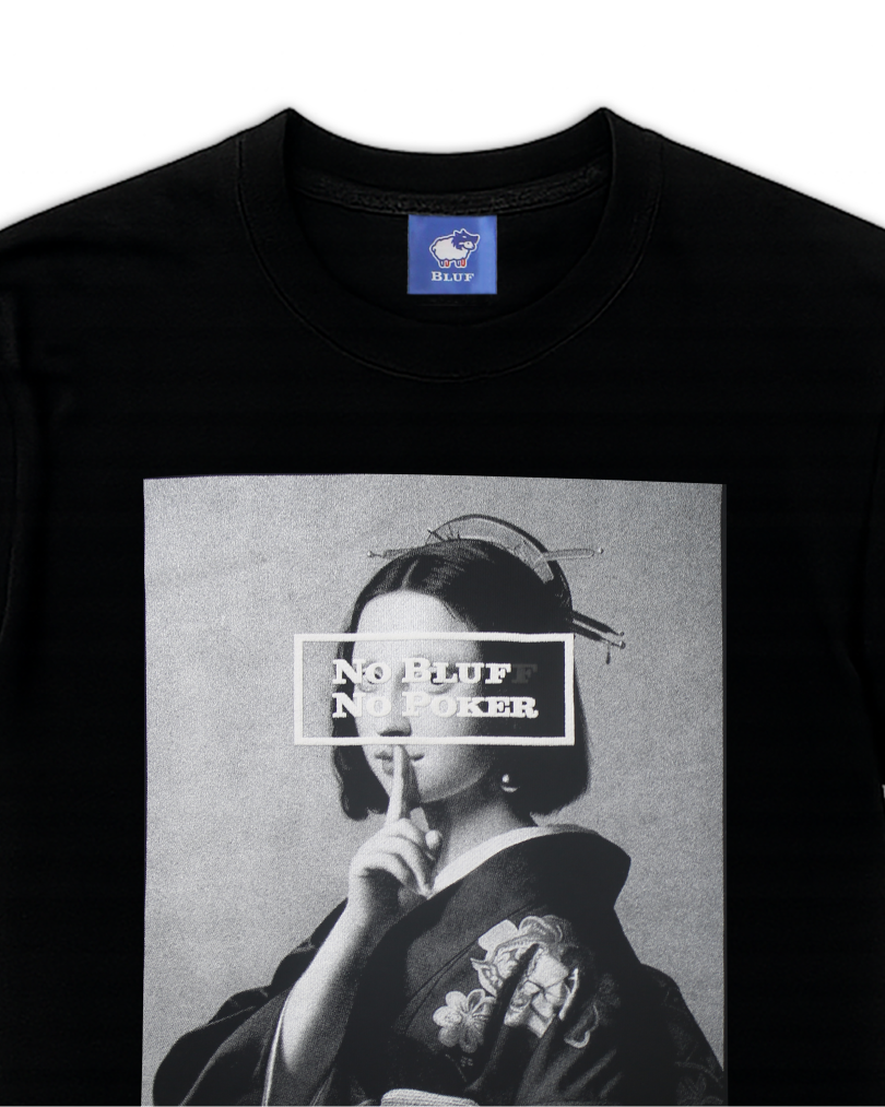 Woman wearing KIMONO_T-SHIRT (Mona Lisa)