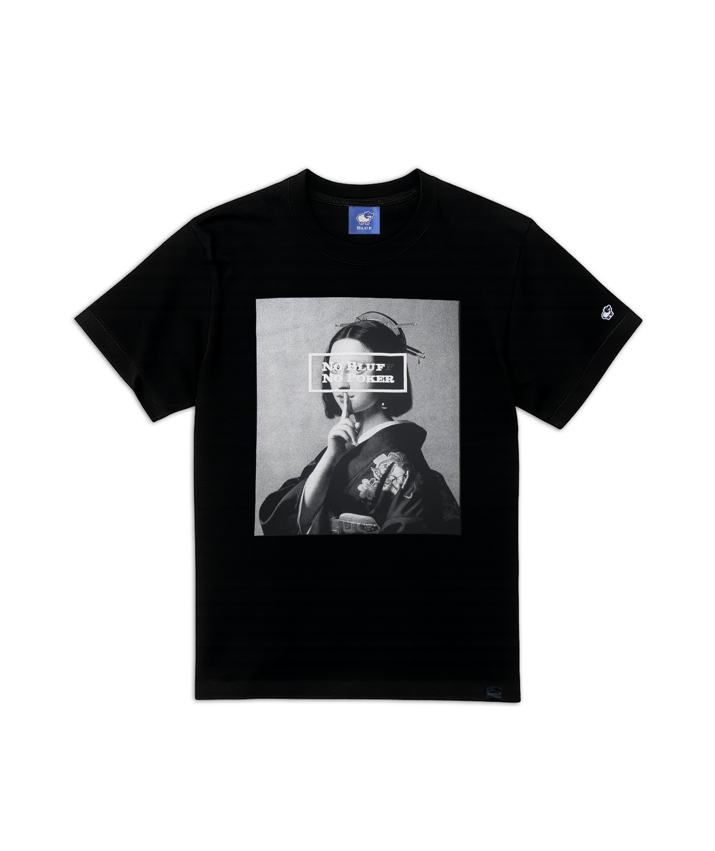 Woman wearing KIMONO_T-SHIRT (Mona Lisa)
